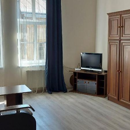 2 Bedroom Apartment On Tomashivskogo Street 7 Lviv Exteriör bild